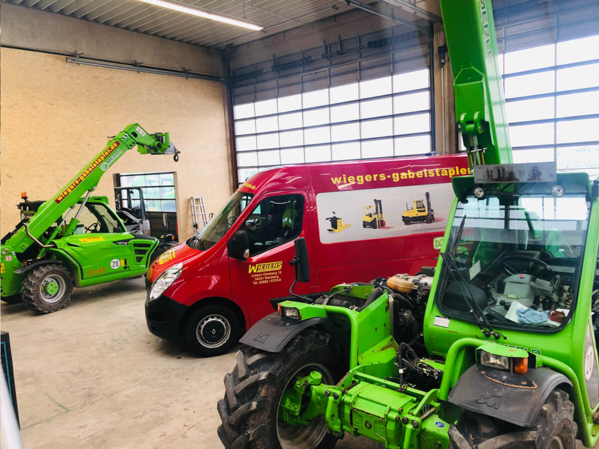 wiegers garage mit transporter und gabelstaplern